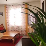Daire Entier Dans Un Espace De Verdure