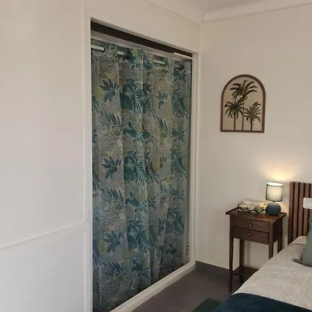 Entier Dans Un Espace De Verdure *