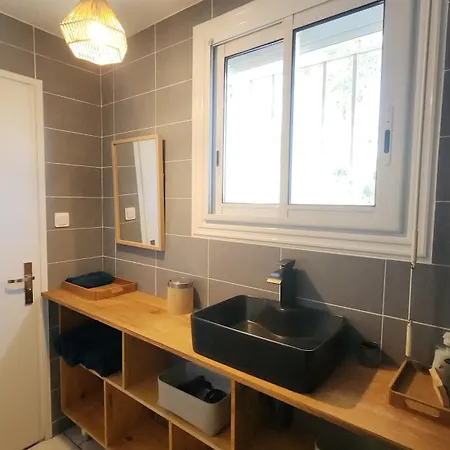 Entier Dans Un Espace De Verdure * Perpignan