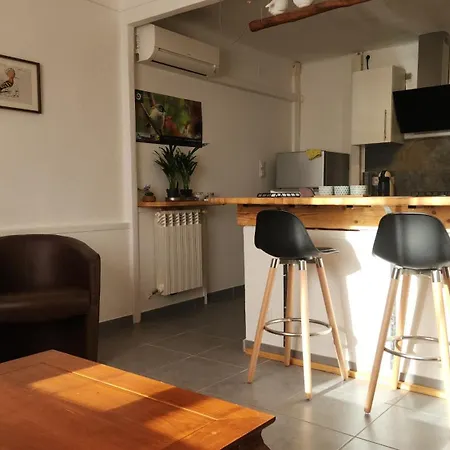Entier Dans Un Espace De Verdure Perpignan